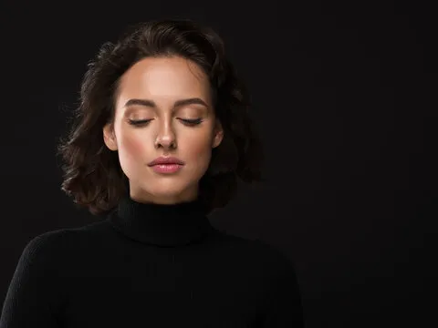 主持人与技术支持团队形象照